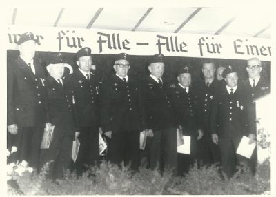 Ehrung der Gründungsmitglieder im Rahmen des 25 jährigen Jubiläums (1965) ©Feuerwehr Bischweier