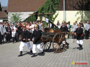 Die Alterskameradschaft während den Festlichkeiten zum 75. Jubiläum (2010) ©Feuerwehr Bischweier